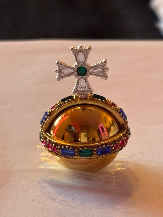 THE QEEN ELIZABETH II SOVEREIGNS ORB COIN, 0.925 SILVER,LAYERED IN 24CT GOLD WITH 26 GENUINE SWAROVSKI CYRSTALS, 10 SWAROVSKI CRYSTALS IN THE CROSS